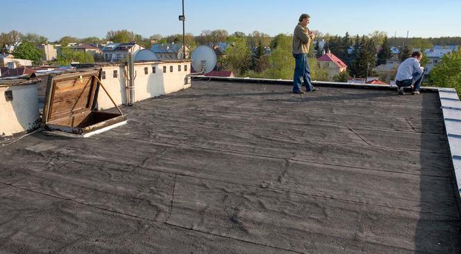 Zniszczone pokrycie stropodachu