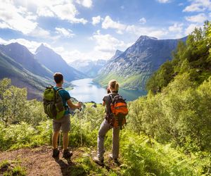 Trekking, czyli chodzenie po górach. Jakie ma zalety i jak zacząć?