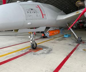 Turecki zestaw naprowadzający Gökçe i dron Bayraktar Akıncı