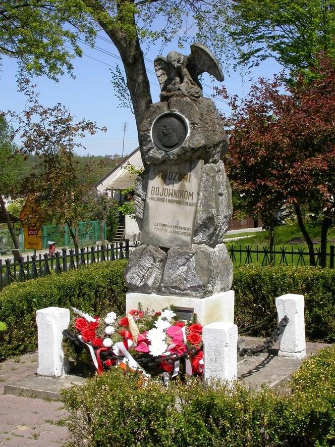 Wyniszczony pomnik Józefa Piłsudskiego doczekał się renowacji. Ma być gotowy już jesienią