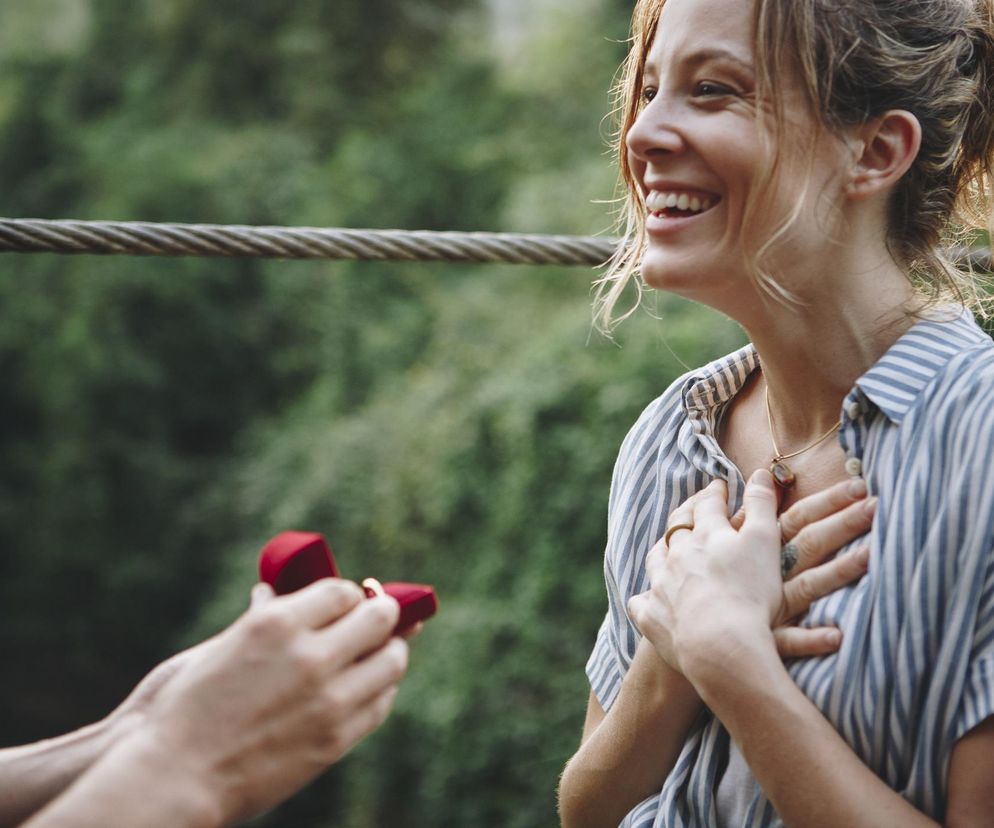 Małżeństwo czy wolny stan – co nas bardziej uszczęśliwia? Nowy raport rozwiewa wątpliwości