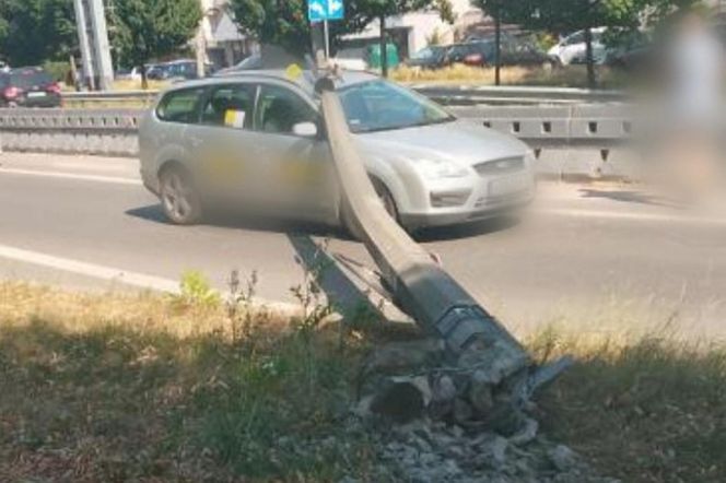Kraków. Latarnia spadła na przejeżdżający samochód. Chwilę wcześniej doszło tam do wypadku [ZDJĘCIA]