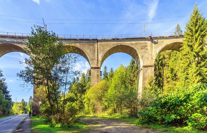 Most kolejowy nad doliną Łabajowa w Wiśle