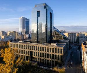 Totalna zmiana w centrum Warszawy. Szklany wieżowiec czeka modernizacja. Tak będzie wyglądać