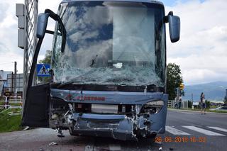 Małopolska: Tak wyglądał dramatyczny wypadek w Gronkowie. Samochód wjechał w autobus pełen obcokrajowców [ZDJĘCIA]