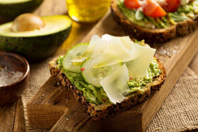 Bruschetta z awokado i parmezanem