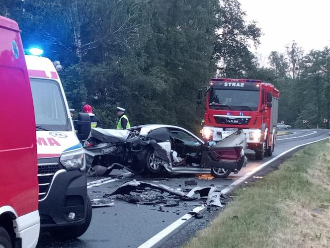 Z jednego auta została kupa złomu, drugie wypadło z drogi