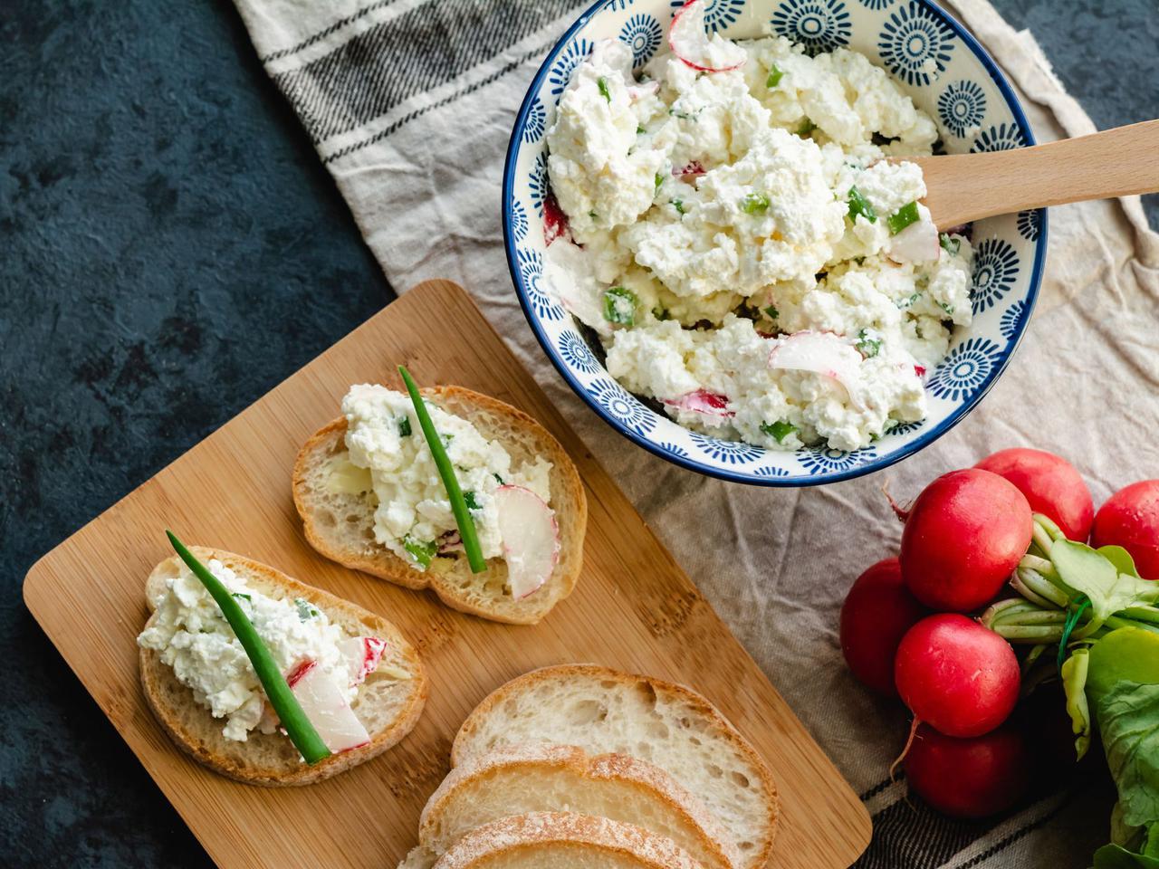 Twarożek z rzodkiewką i rzeżuchą - zdrowe wiosenne śniadanie