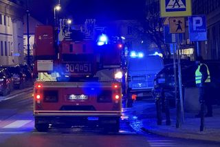 Pożar kamienicy w centrum Warszawy. Ranna kobieta. Dolała to do eko kominka