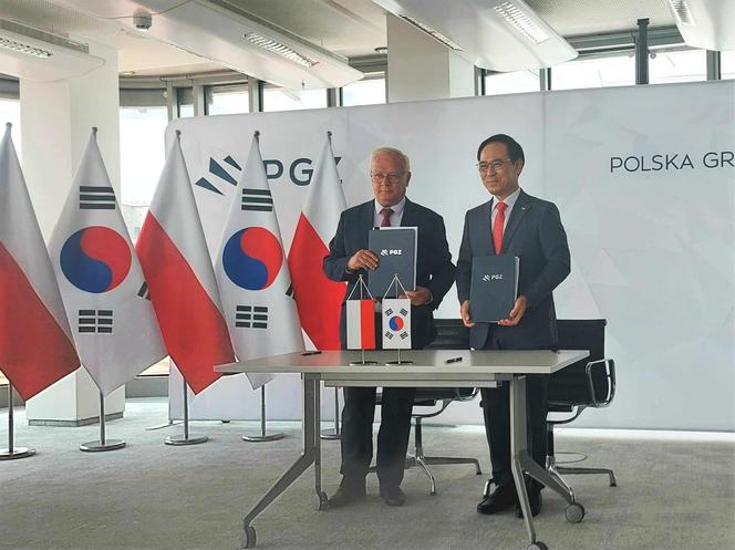 Prezes PGZ Krzysztof Trofiniak i prezez Hyundai Rotem Company Yongbae Lee