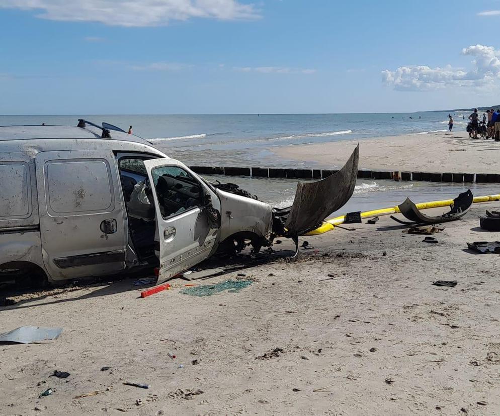 Wypadek samochodowy na plaży w Łebie. Kierowca wjechał w falochron i uciekł