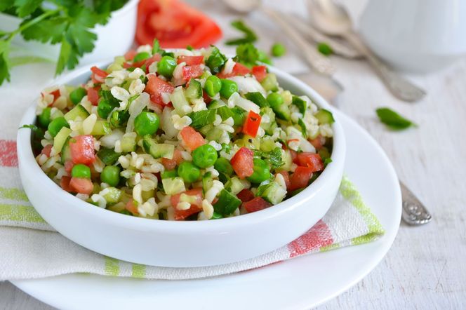 Sałatka z kaszy bulgur z warzywami