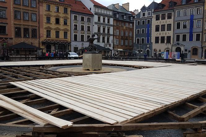Trwa budowa lodowiska na Rynku Starego Miasta. Kiedy otwarcie atrakcji w Warszawie?