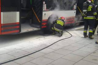 Na Jagiellońskiej zapalił się autobus. Uwaga na utrudnienia! [ZDJĘCIA, WIDEO, AKTUALIZACJA]