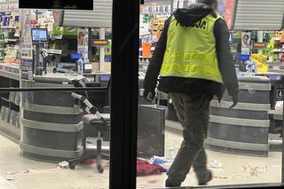 Makabra w Lidlu. Zamaskowany nożownik pociął dwie osoby. Agresor uciekł z miejsca zdarzenia