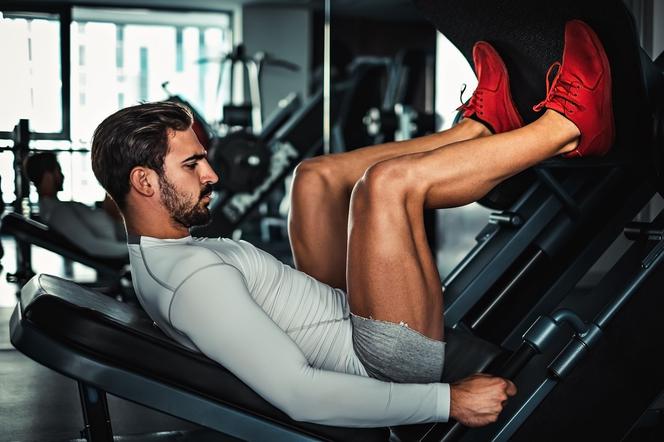 Trening mięśni nóg - ćwiczenia w domu i na siłowni