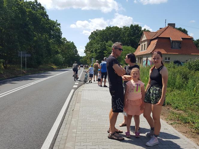 W Henrykowie koło Leszna kibice czekają na kolarzy 80. Tour de Pologne 