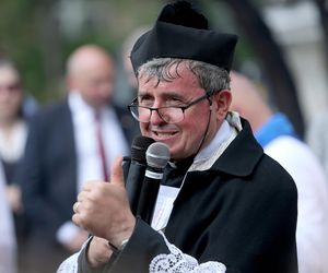 Ksiądz promuje cudowną wodę. Sanepid ostrzega