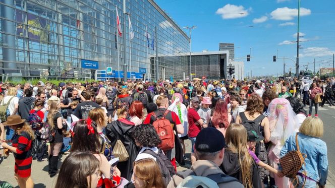Pyrkon 2025. Tłumy uczestników przed MTP  