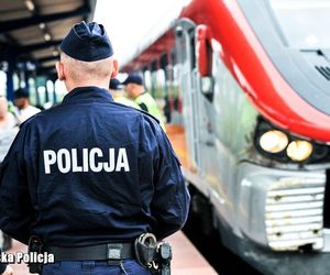 Chwile grozy w pociągu! 51-latek wyciągnął broń i zaczął się nią bawić