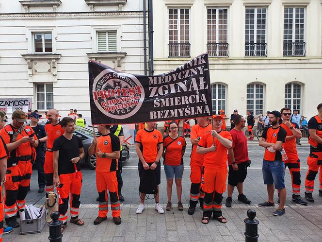 PROTEST ratowników medycznych w Warszawie 30.06.2021. Co się dzieje? Dlaczego strajkują?