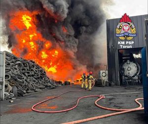 Pożar składowiska opon w Toruniu. Dym widoczny z daleka