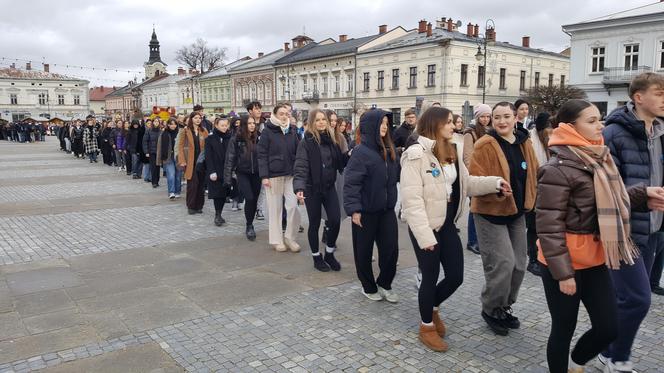 Maturzyści z Nowego Sącza zatańczyli poloneza na Ryku 