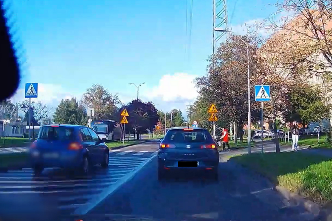 Katowice: 46-latek prawie potrącił na pasach kobietę z dziecięcym wózkiem