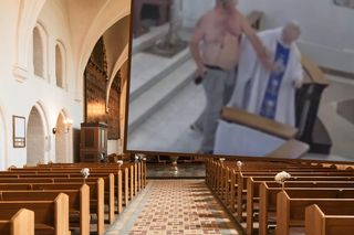 Szokujące sceny w kościele. Półnagi mężczyzna zaatakował księdza. Do sieci trafiło nagranie