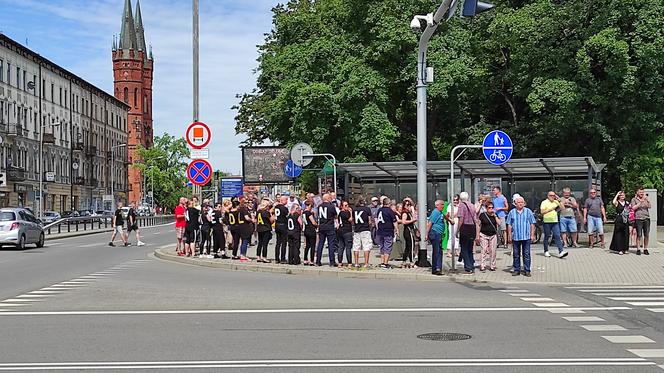 Dużo emocji podczas odsłonięcia pomnika ś.p. Lecha Kaczyńskiego przed Dworcem PKP w Tarnowie