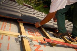 Pokrycie dachowe odporne na wiatr – zalecenia dla dekarzy