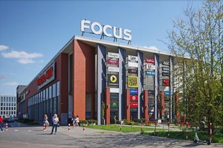 Wypadł z 1. piętra centrum handlowego i runął na kobietę! Szokujący wypadek w Bydgoszczy