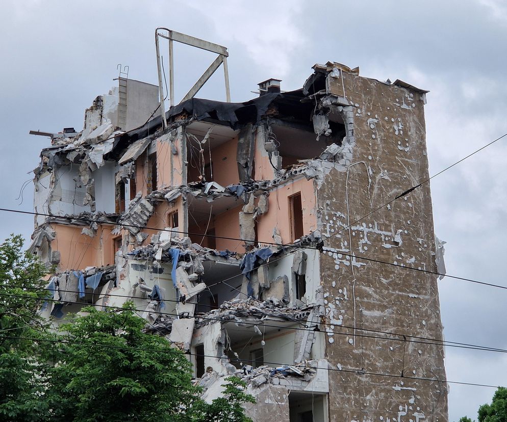 Tak znikał popularny biurowiec. Teraz powstaną tu apartamenty i mieszkania