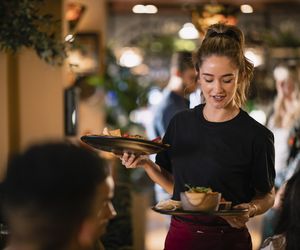 Cały dzień na nogach? Zobacz, jak praca stojąca odbija się na twoim zdrowiu