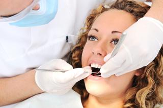 Skutki złej higieny jamy ustnej. Jak dbać o zęby?
