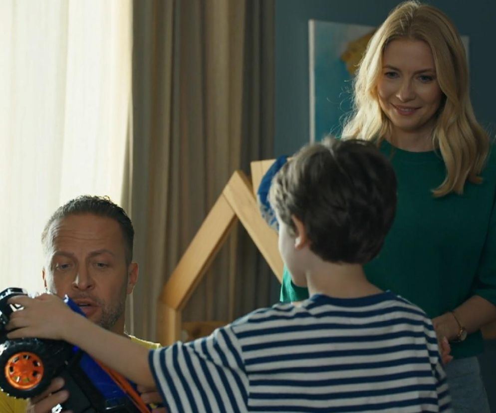 Sebastian Kowalski (Marek Krupski) z Mateuszkiem (Filip Kowalewicz) i Dominiką (Karolina Chapko) w serialu Barwy szczęścia. Mężczyzna trzyma w rękach zabawkowe auto. Dominika obserwuje ich z uśmiechem. Więcej o ich losach przeczytasz na portalu Super Seriale.