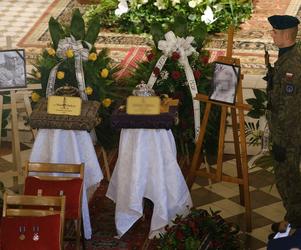 Bliscy pożegnali płk. Marka Gładysza i jego matkę. Zginęli w katastrofie cessny w Rębielicach Królewskich