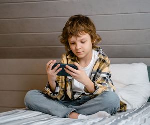 Brak telefonu korzystny dla młodzieży! 3 lata bez smartfona działa cuda. Polska zainteresowana