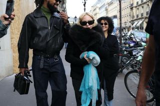 Madonna wybiegła z hotelu! Jej strój zaszokował fanów