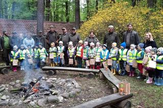 Dzieci posprzątały las i miały lekcję ekologii w terenie. Pomogła firma z Iławy