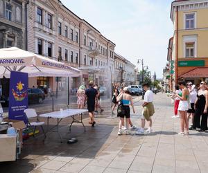 Tarnów walczy z falą upałów. Na ulicach rozdawana jest woda, stanęły również kurtyny wodne