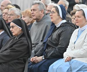 Plac Świętego Piotra wypełniony wiernymi. Modlitwa za papieża Franciszka wzrusza do łez