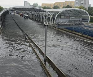 Warszawa. Pływające auta w Ursusie, zatopione po dachy!