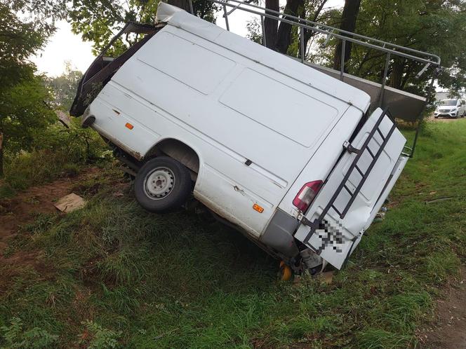 Bus owinął się wokół drzewa, kierowca po alkoholu. Poranny wypadek koło Leszna