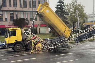  42-latek nie zamknął wywrotki i zniszczył bramownicę. Dostał ogromny mandat [ZDJĘCIA].
