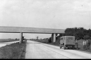 Drogi Dolnego Śląska po wojnie i w PRL-u. Stare samochody, oznakowania i betonowe płyty