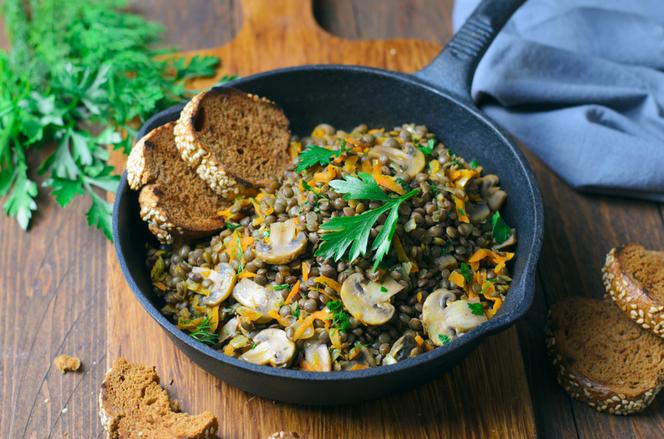 Wegański gulasz z soczewicy i pieczarek: przepis na danie bogate w białko