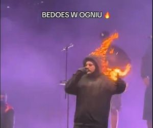 Bedoes płoną na scenie. Nagrania z koncertu mrożą krew w żyłach