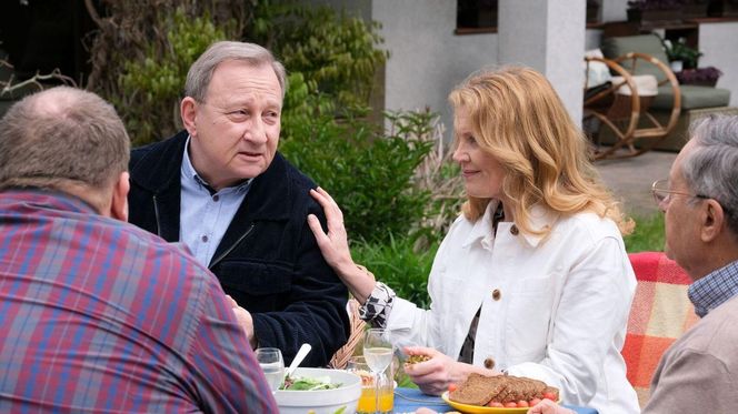 M jak miłość odc. 1813. Staszek (Sławomir Holland), Krystyna Banach (Dorota Chotecka-Pazura), Tadeusz (Bartłomiej Nowosielski), Józef Modry (Stefan Friedmann)