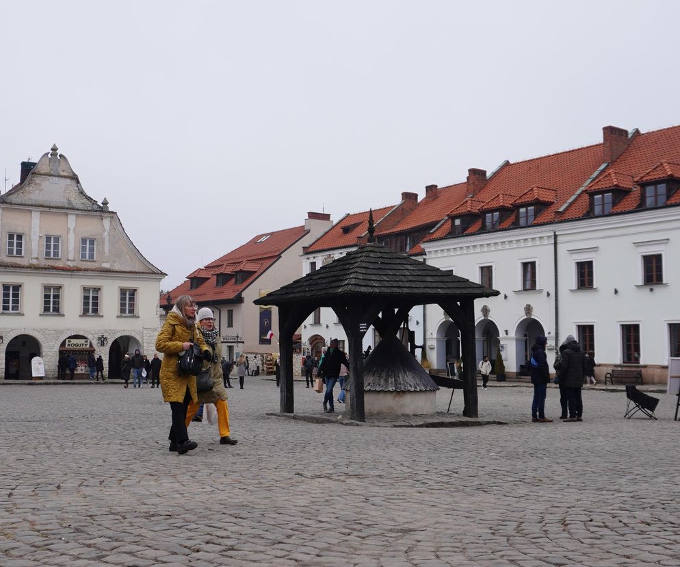 Mglisty Kazimierz Dolny w obiektywie. Miasteczko nad Wisłą przyciąga turystów nawet późną jesienią